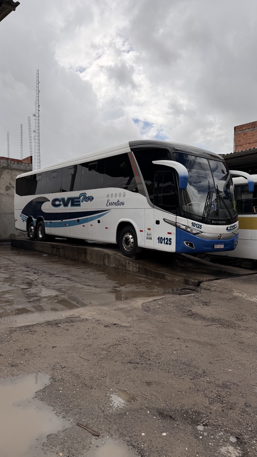 Ônibus executivo branco da Cve Tur