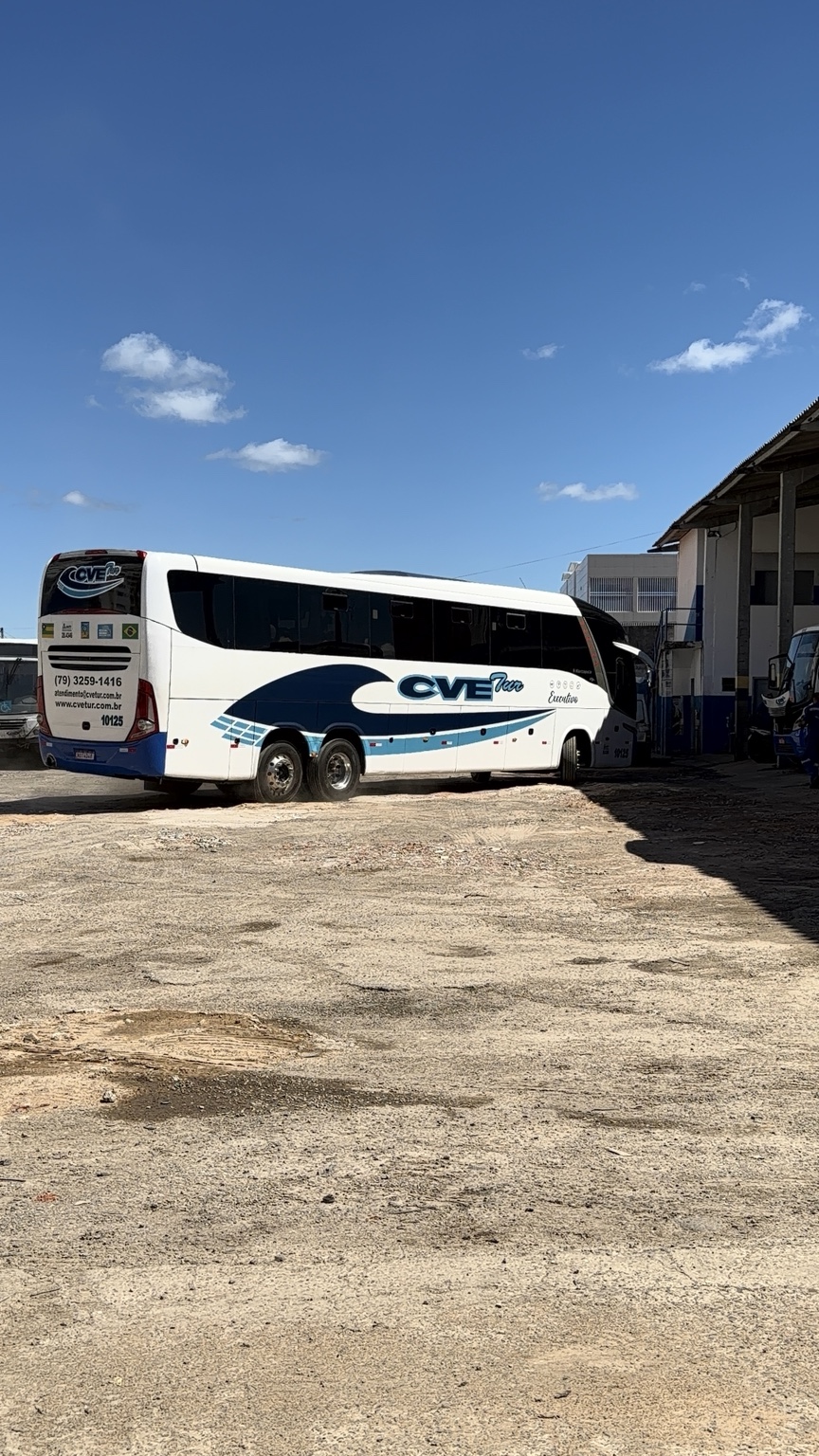 Ônibus executivo Cve Tur estacionado